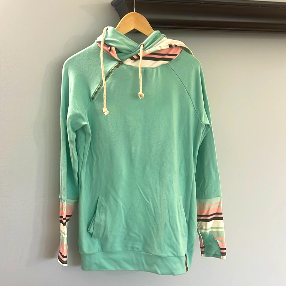 New without tags Ampersand Avenue hooded long sleeved shirt. Size small